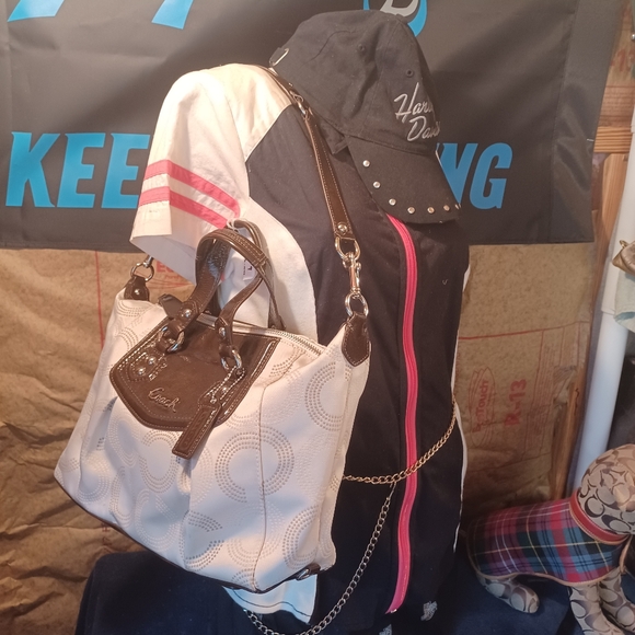 Coach Ashley - Picture 8 of 10